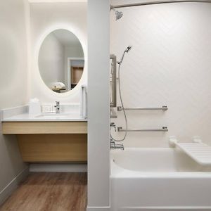 Queen Studio Adapted Tub Mobility Accessible